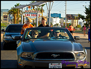 Mustang vor Las Vegas Sign mit Familie