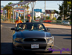 Familie im Mustang vor Las Vegas Sign