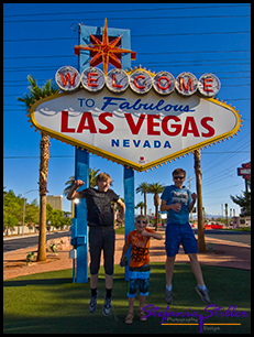 Springende Jungs vor Las Vegas Sign
