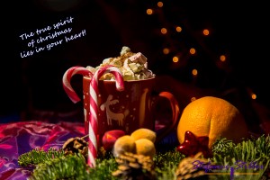 Tasse Hot Chocolade mit Zuckerstange und Orange und Weihnachtsspruch