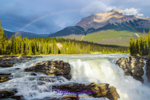 Athabasca Falls umrahmt vom Regenbogen