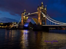 geöffnete Tower Bridge bei Nacht