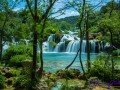Skradinski Buk Wasserfall durch die Bäume betrachtet