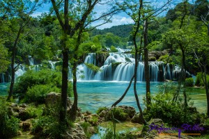 Skradinski Buk Wasserfall durch die Bäume betrachtet